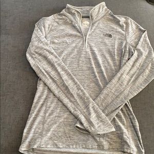 Women’s North Face pullover